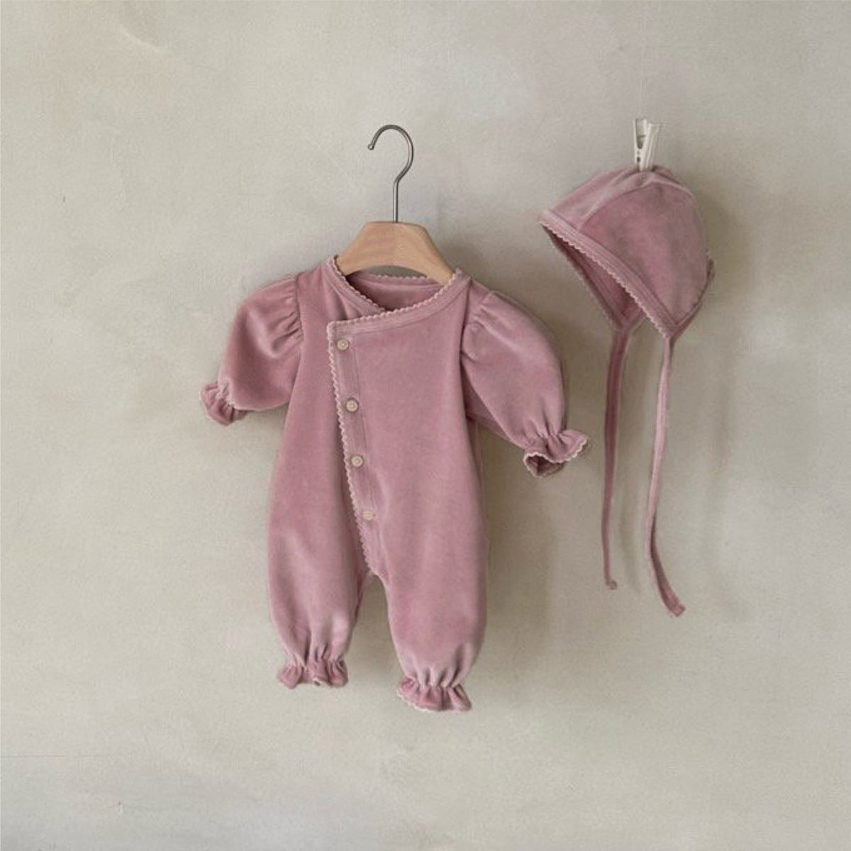 Barboteuse une pièce longue avec une seule rangée de boutons-pression pour bébés
