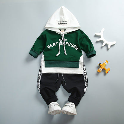Traje de niño con capucha y estampado de letras