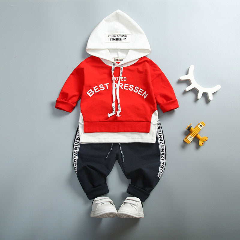 Traje de niño con capucha y estampado de letras