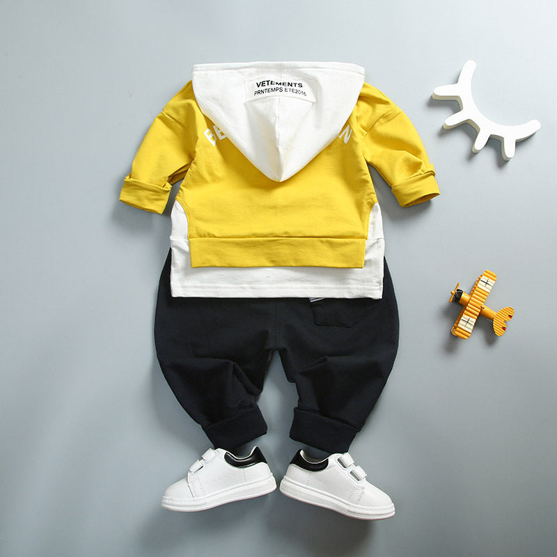 Traje de niño con capucha y estampado de letras
