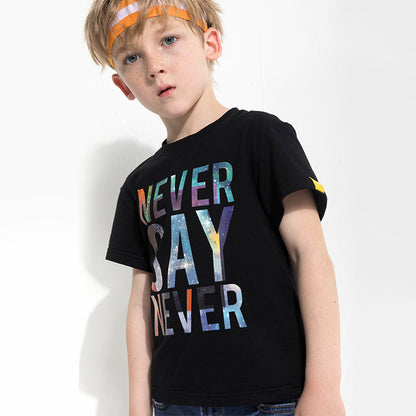 Camiseta infantil con estampado de letras