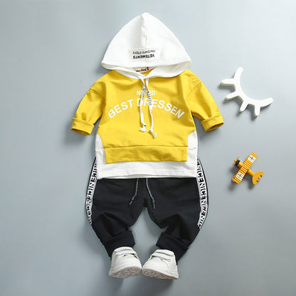Traje de niño con capucha y estampado de letras