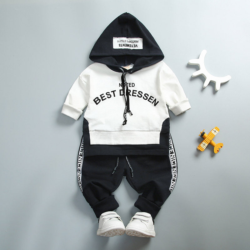 Traje de niño con capucha y estampado de letras