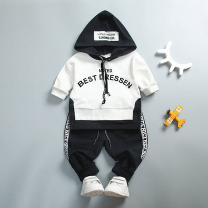 Traje de niño con capucha y estampado de letras