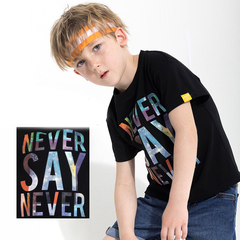 Camiseta infantil con estampado de letras
