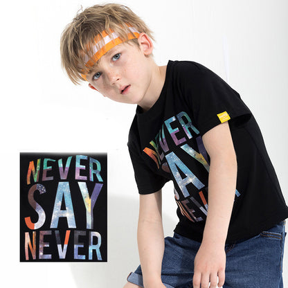 Camiseta infantil con estampado de letras