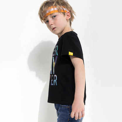 Camiseta infantil con estampado de letras