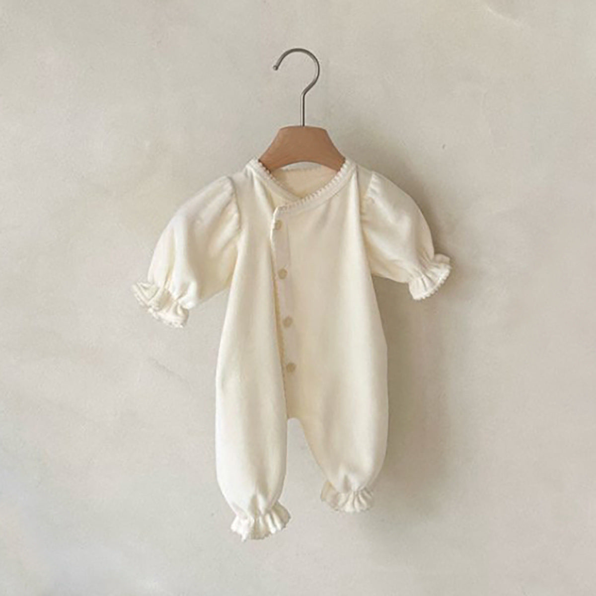Barboteuse une pièce longue avec une seule rangée de boutons-pression pour bébés