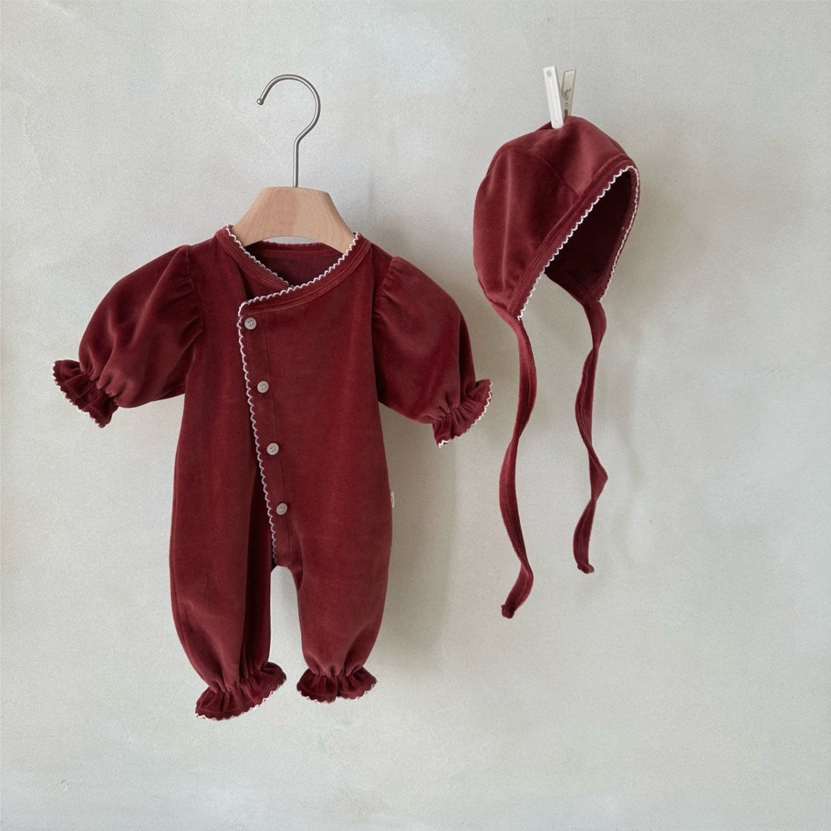 Barboteuse une pièce longue avec une seule rangée de boutons-pression pour bébés