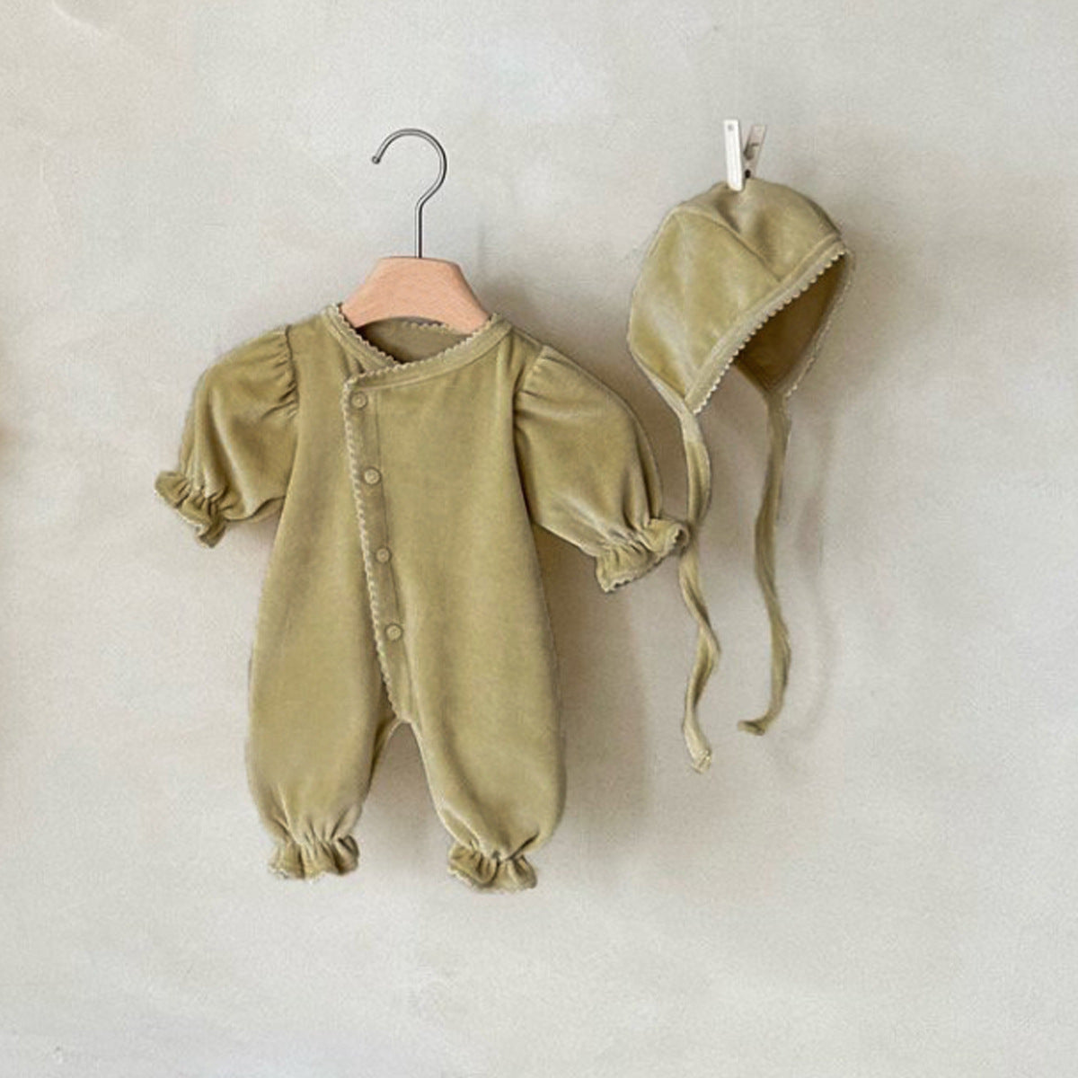 Barboteuse une pièce longue avec une seule rangée de boutons-pression pour bébés