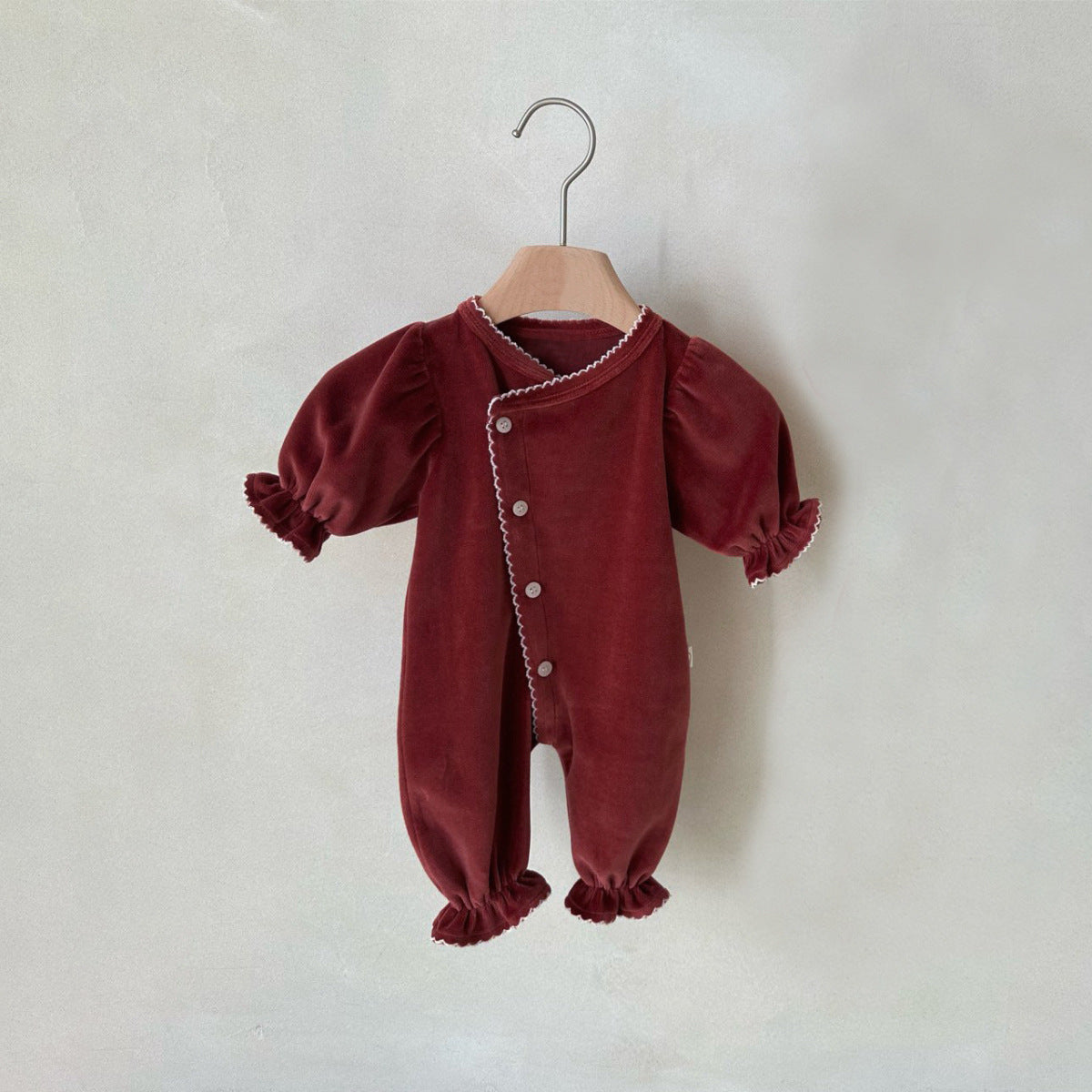 Barboteuse une pièce longue avec une seule rangée de boutons-pression pour bébés