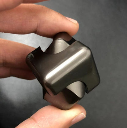 Fingertip gyro decompression toy