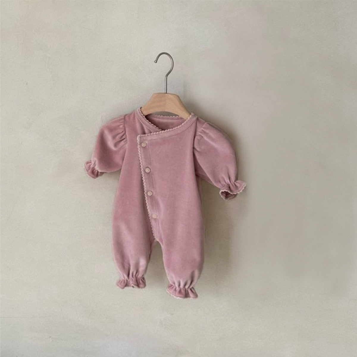 Barboteuse une pièce longue avec une seule rangée de boutons-pression pour bébés