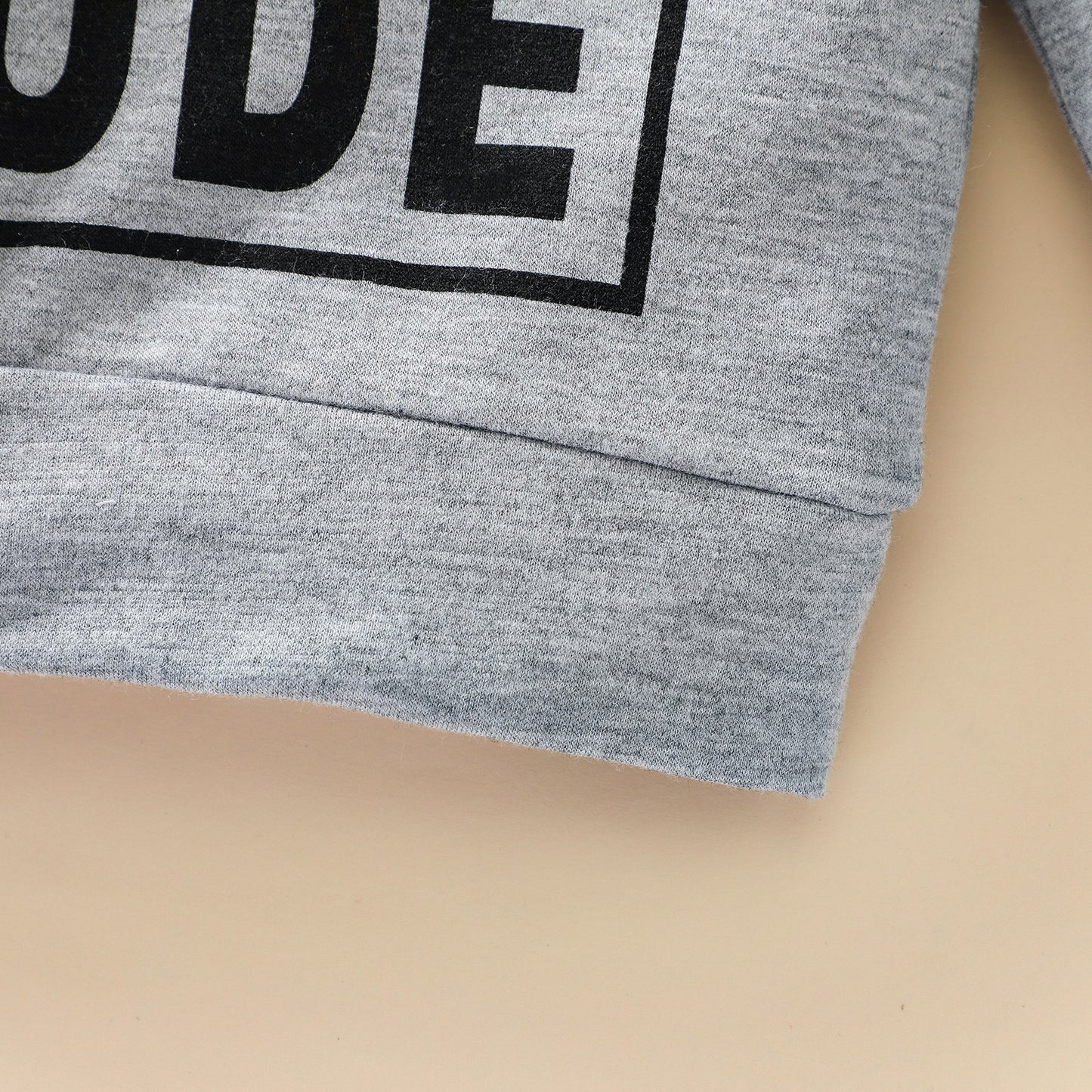 Sudadera gris con letras de poliéster para niños