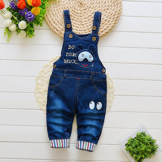 Ropa infantil con pantalones vaqueros con pechera