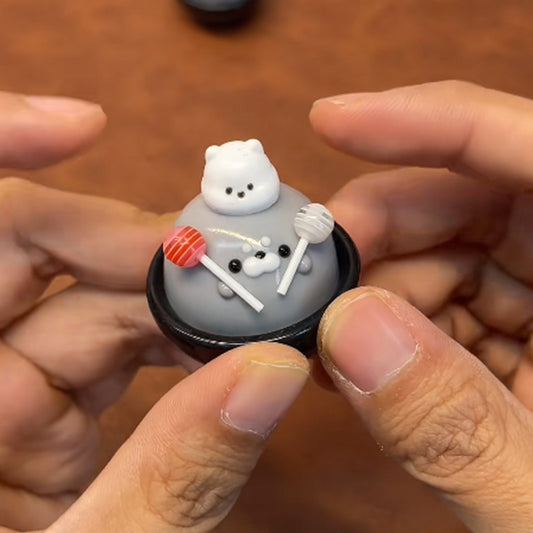 Petit phoque en forme de sucette avec un nez peint à la main, parfait comme gadget anti-stress