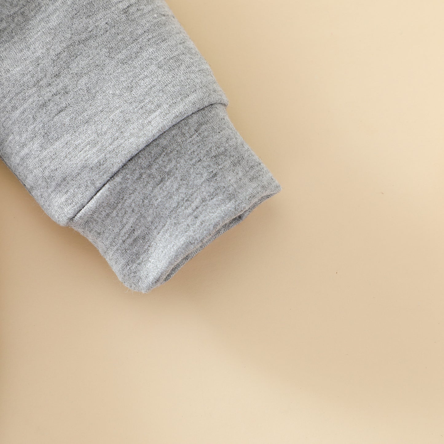 Sudadera gris con letras de poliéster para niños